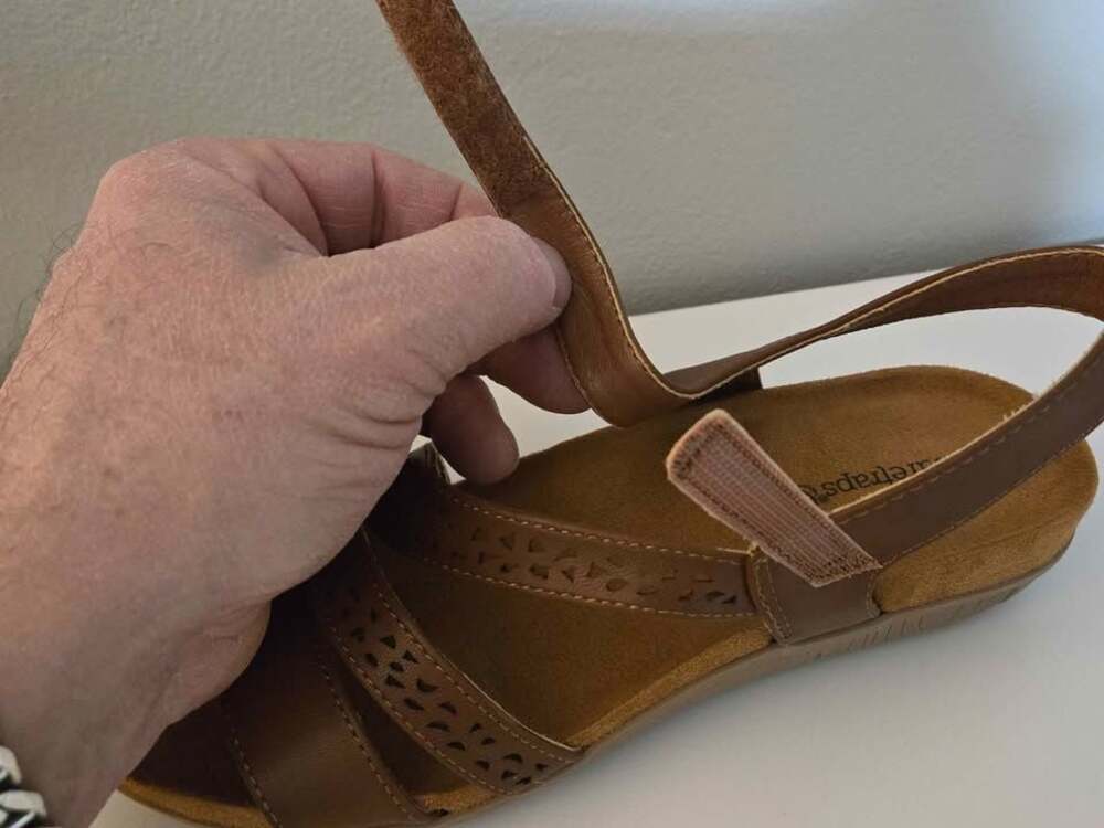 NEW!!! Women's Baretraps Jinna Sandals
Size 6.5 - Picture 6 of 10